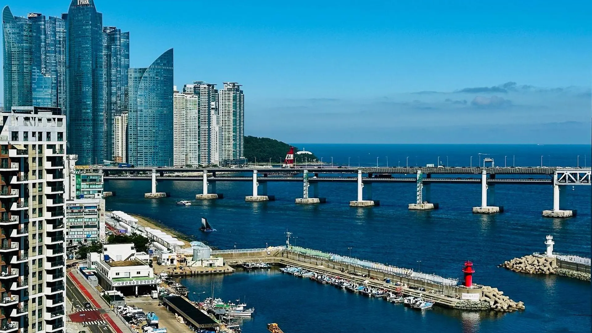 High-Rise Beach Home In Пусан